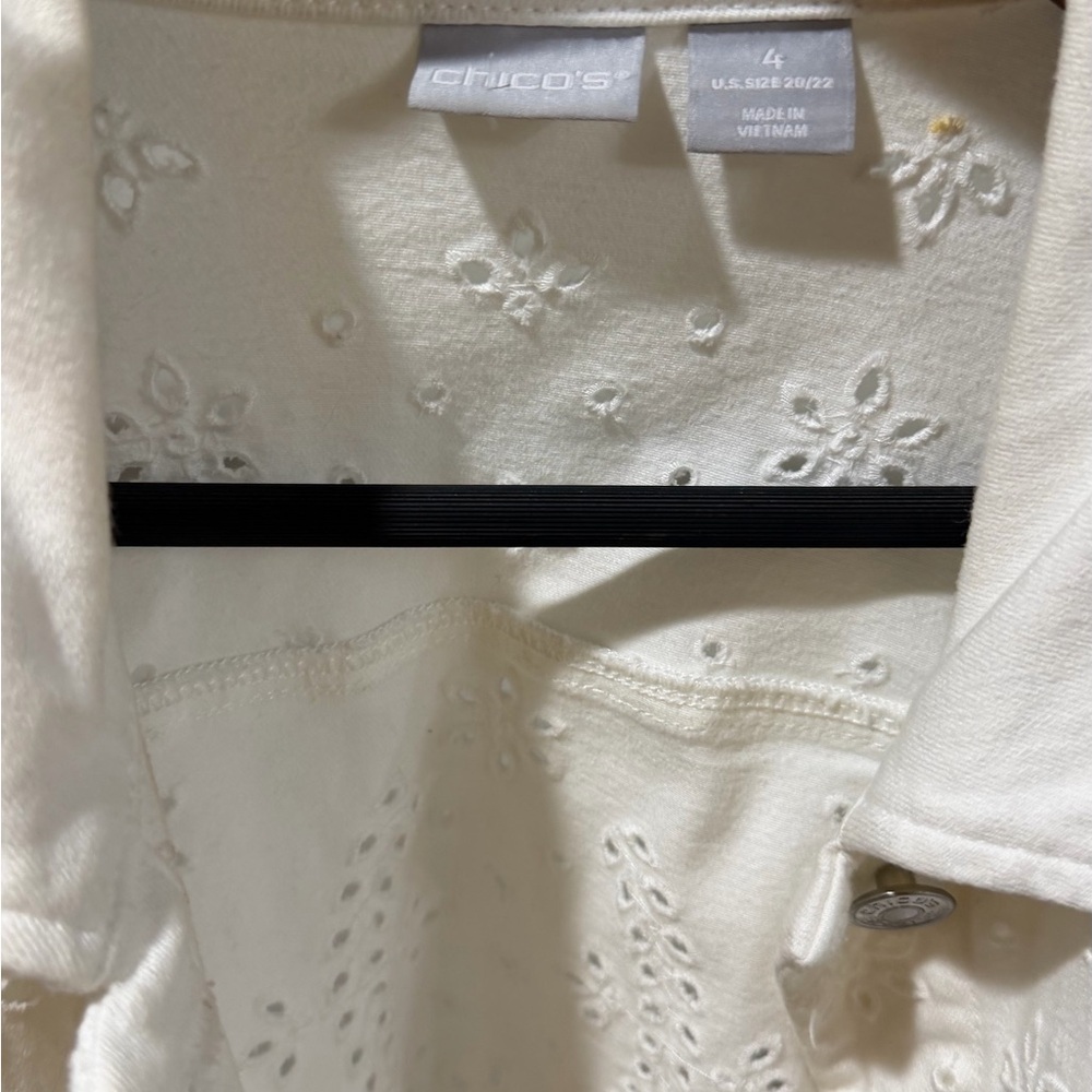 Chico's Jacket Size 2 White Eyelet Size 4 Button Up 100% Cotton 3/4 sleeve EUC - Picture 2 of 4
